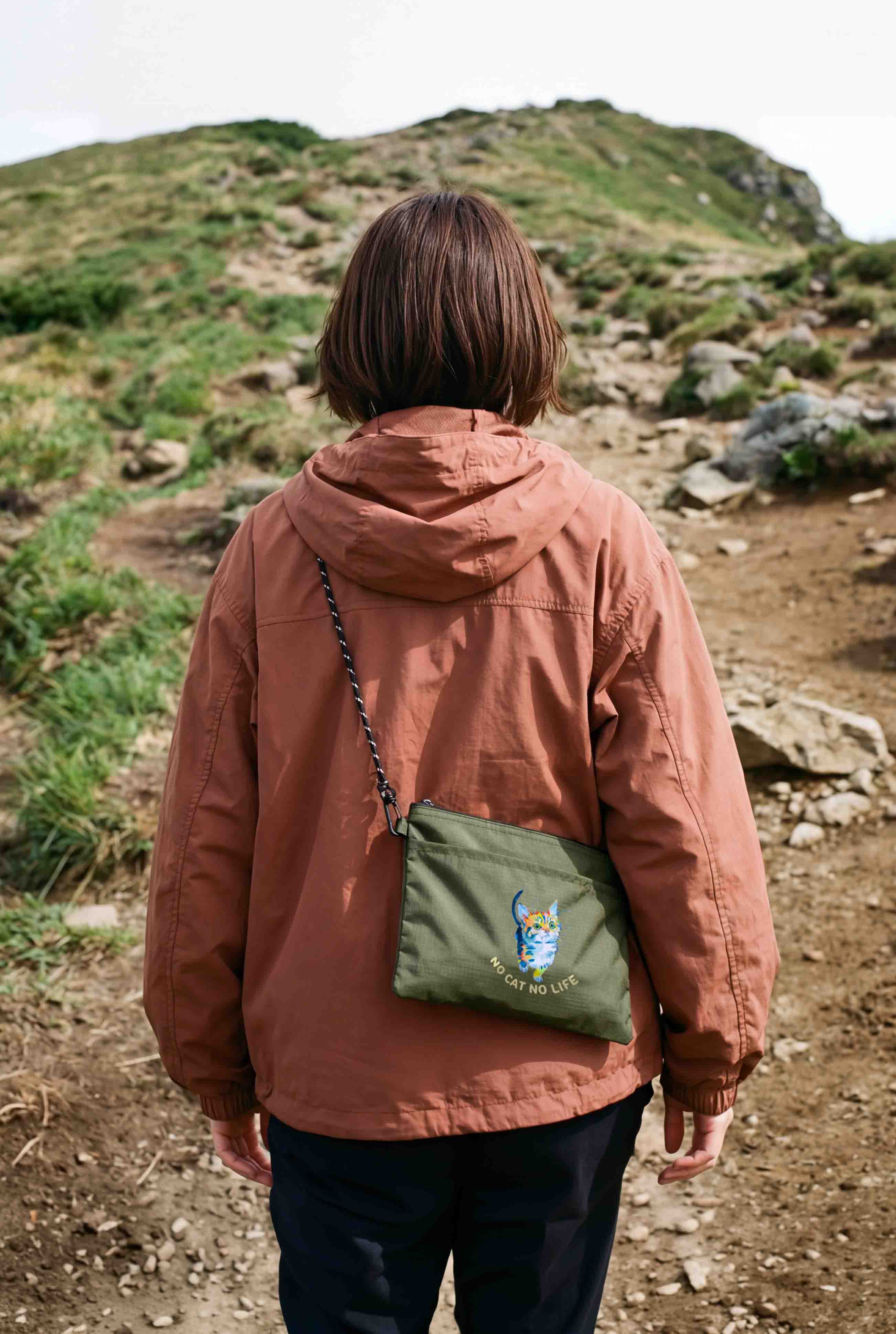 NO CAT NO LIFE サコッシュ 山道着用イメージ